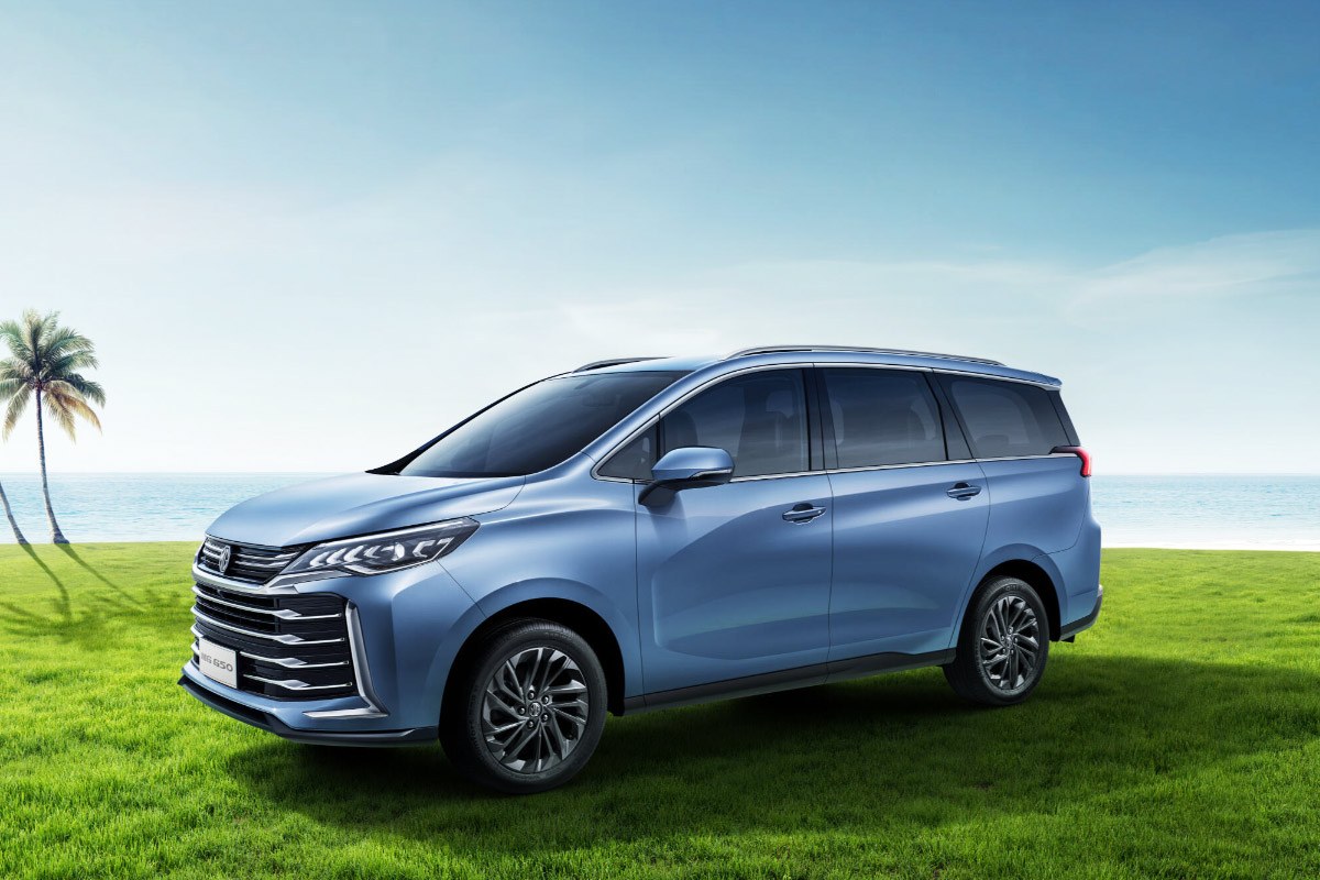 MG G50 màu xanh đỗ trên bãi cỏ ven biển