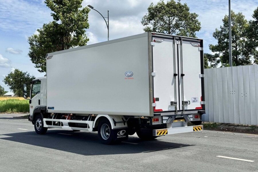 Xe tải Isuzu thùng kín nhìn từ phía sau hông