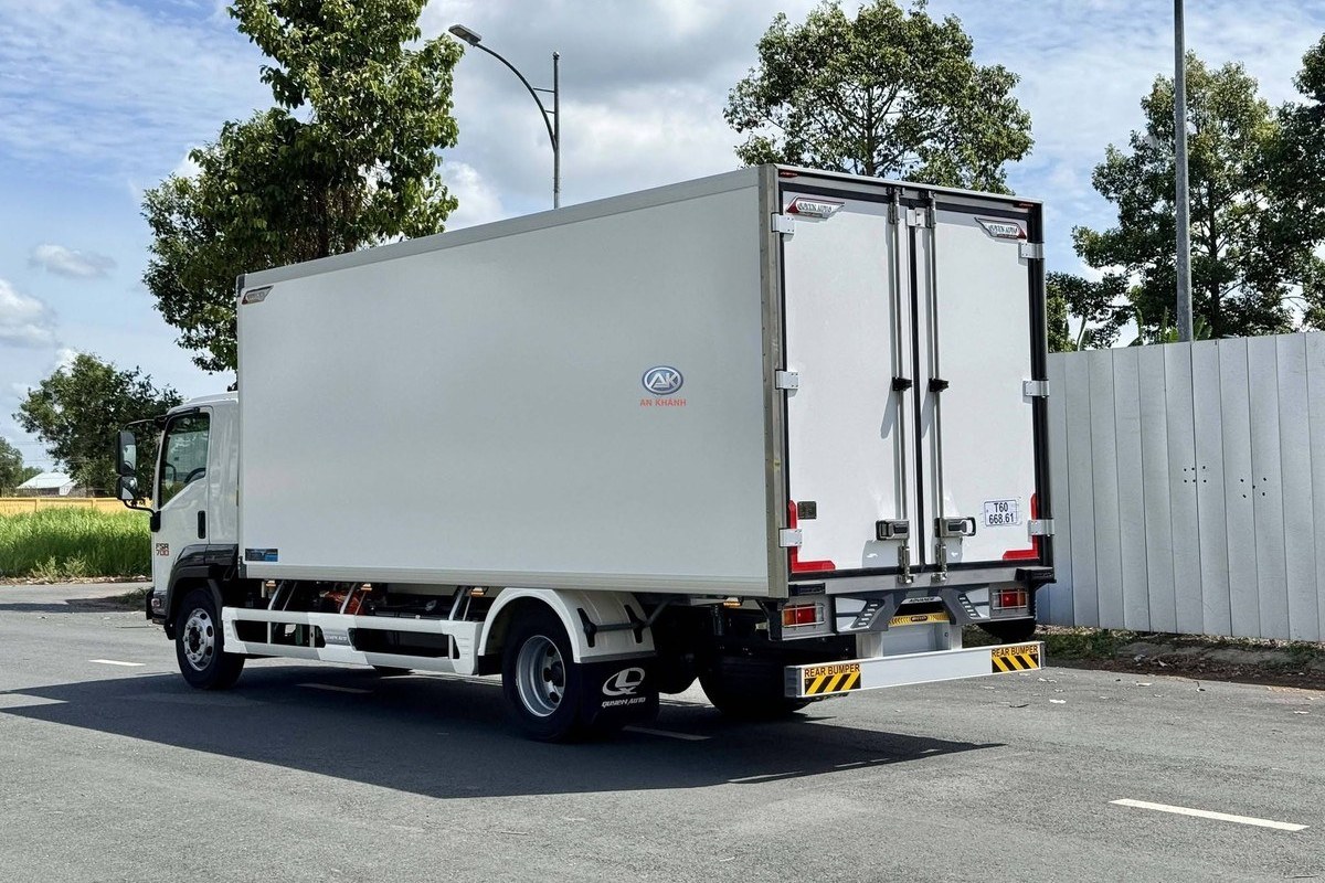 Xe tải Isuzu thùng kín nhìn từ phía sau hông