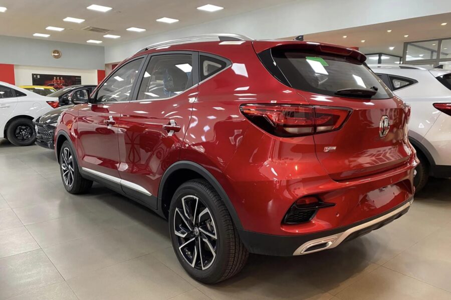 MG ZS màu đỏ nhìn từ phía sau