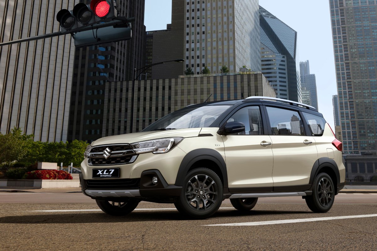 Suzuki XL7 Hybrid màu ngà đen dừng đèn đỏ trong phố