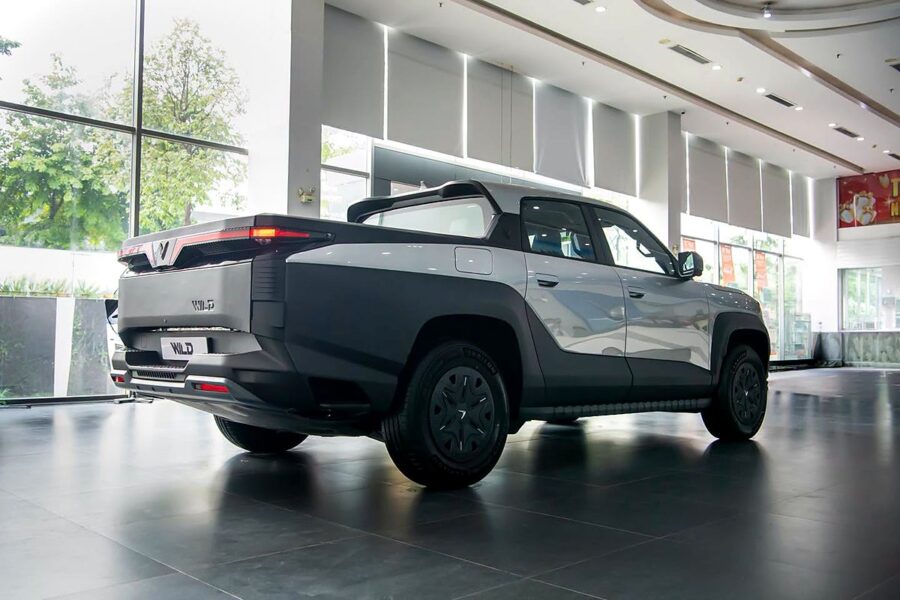 Đuôi xe và thùng hàng VinFast VF Wild tại showroom