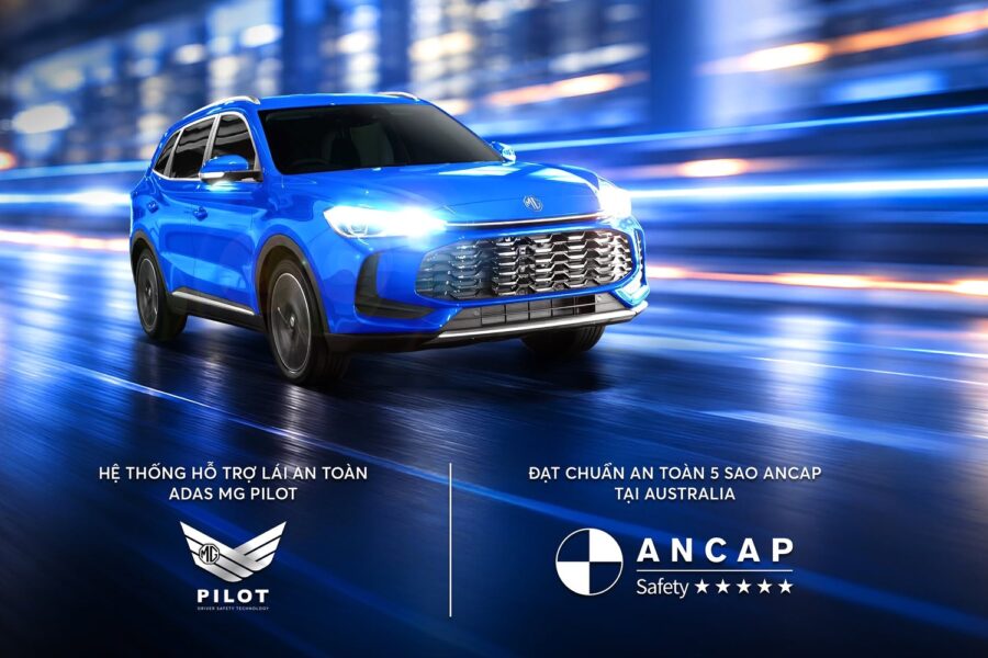 All-New ZS màu xanh dương chạy trên đường phố, poster giới thiệu hệ thống hỗ trợ lái ADAS MG Pilot và chuẩn an toàn 5 sao ANCAP