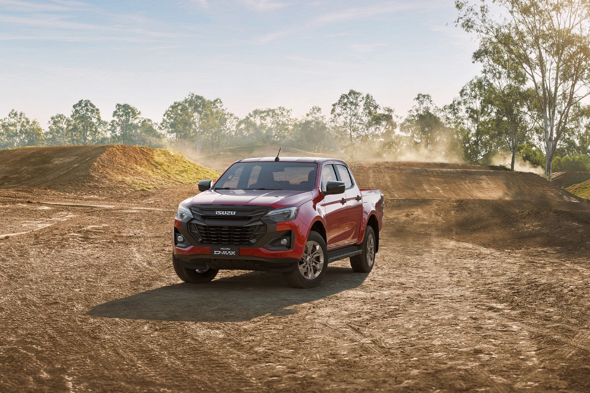 Isuzu D-Max Hi-Lander màu đỏ trên bãi đất