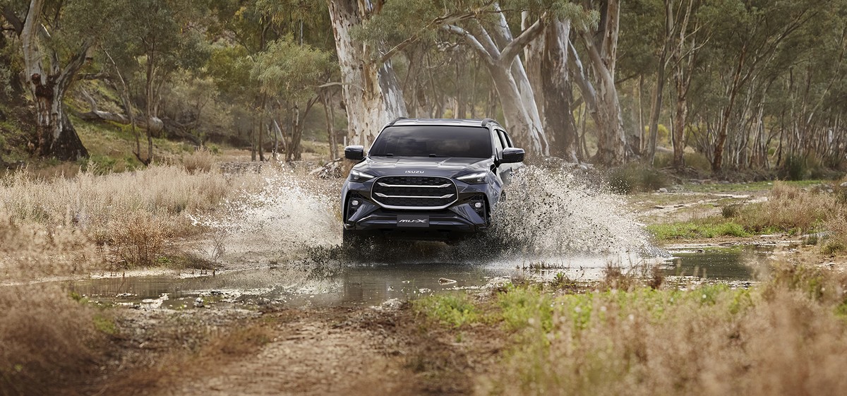 Isuzu MU-X băng qua vũng nước