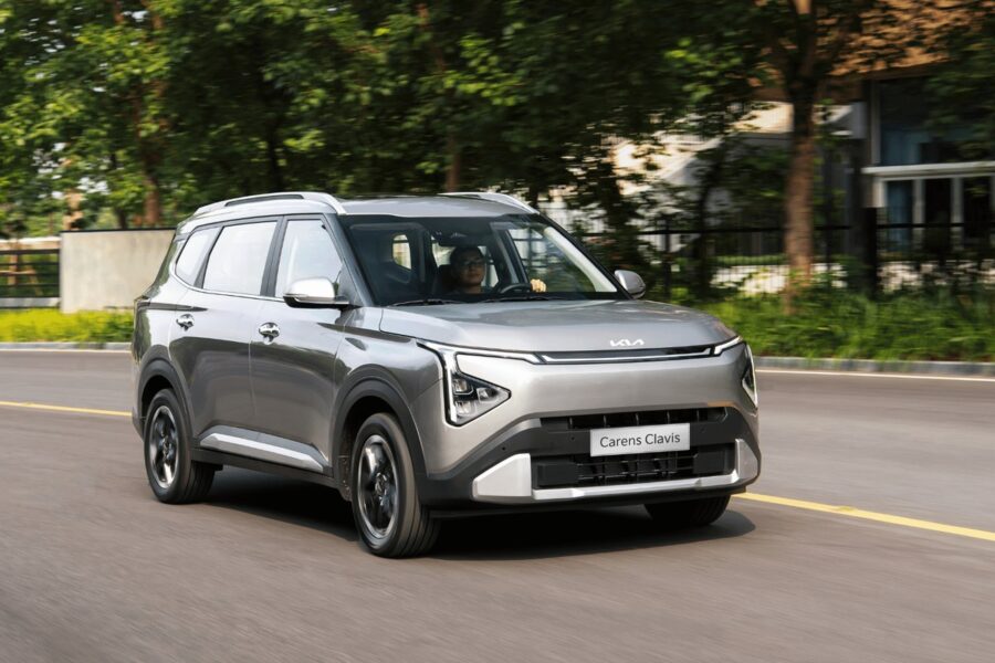 Kia Carens Clavis màu xám di chuyển trên đường phố