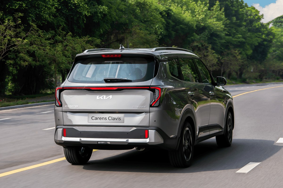 Kia Carens Clavis nhìn từ phía sau khi chạy trên đường