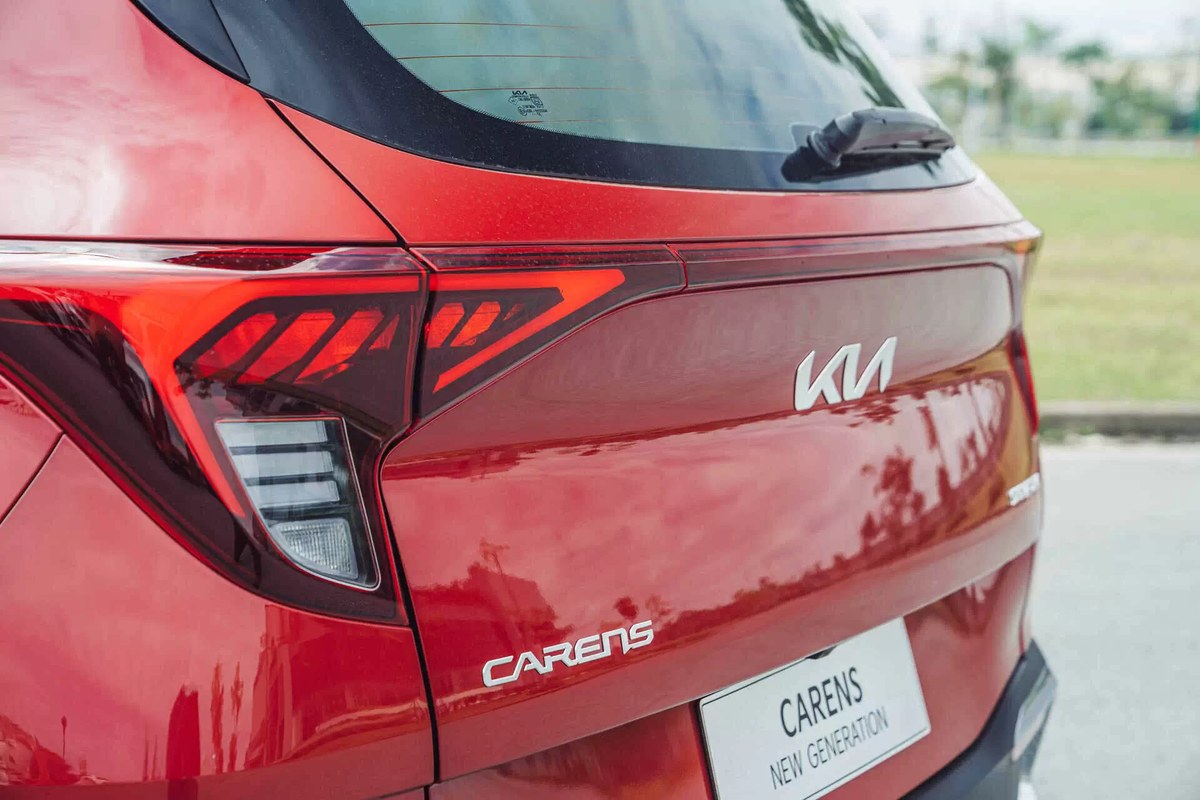 Đuôi xe Kia Carens với cụm đèn hậu LED