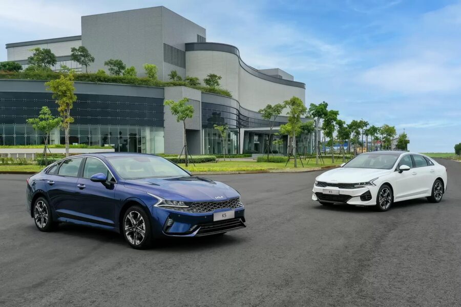 Hai chiếc Kia K5 đỗ cạnh nhau trước tòa nhà