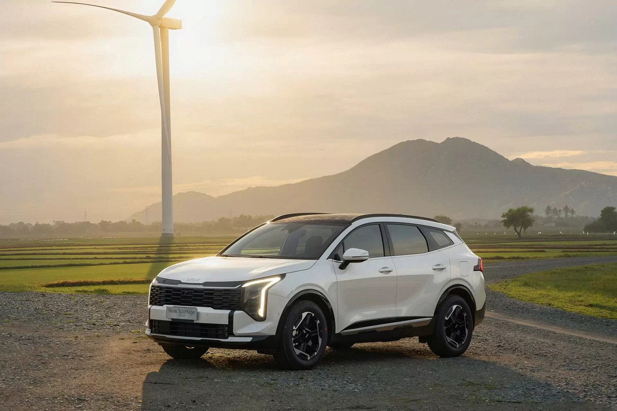 New Sportage Hybrid màu trắng giữa cánh đồng lúc hoàng hôn