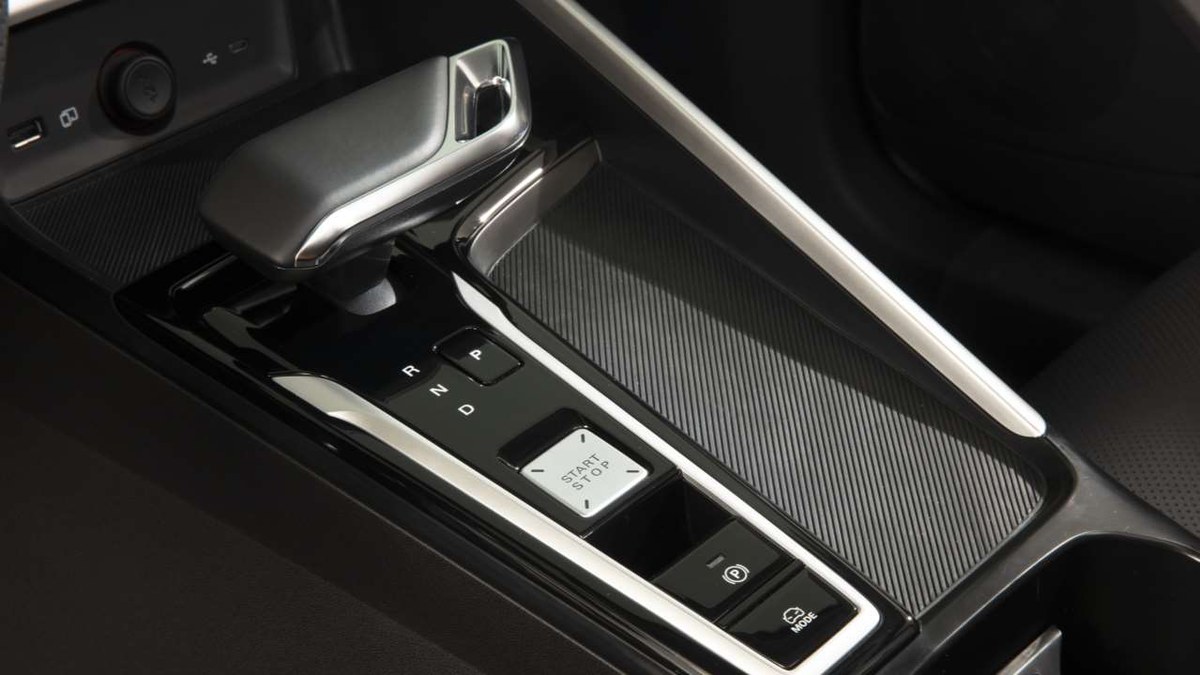 Khu vực cần số và các nút điều khiển ZS HEV+