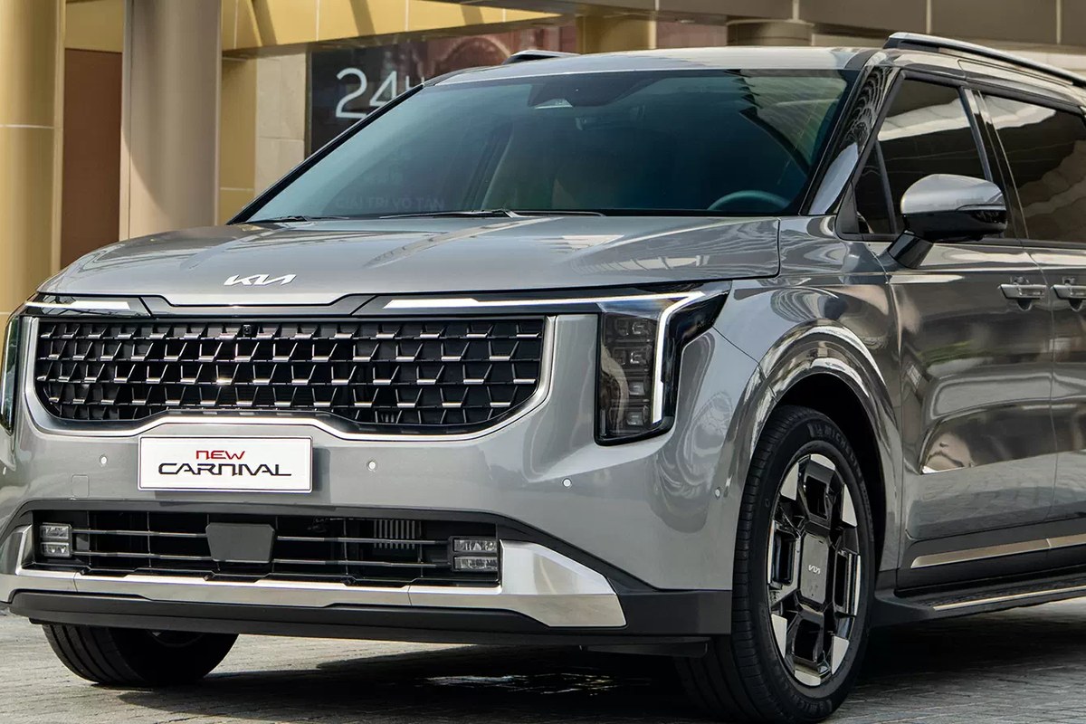 Phần đầu xe New Carnival Hybrid màu xám bạc