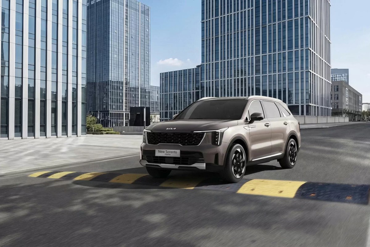 New Sorento Hybrid màu be vượt gờ giảm tốc