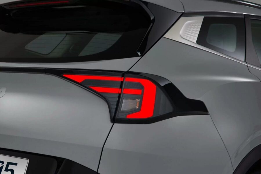 Đuôi xe New Sportage với dải đèn hậu LED