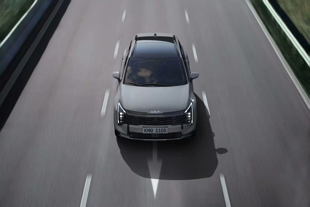 New Sportage Hybrid nhìn từ trên cao khi chạy trên đường