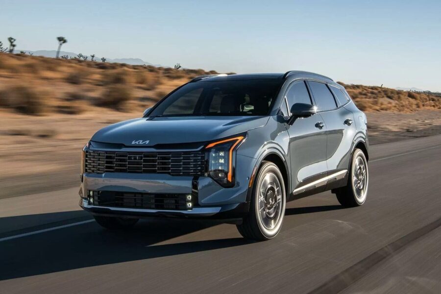 New Sportage Hybrid màu xanh chạy trên đường vắng
