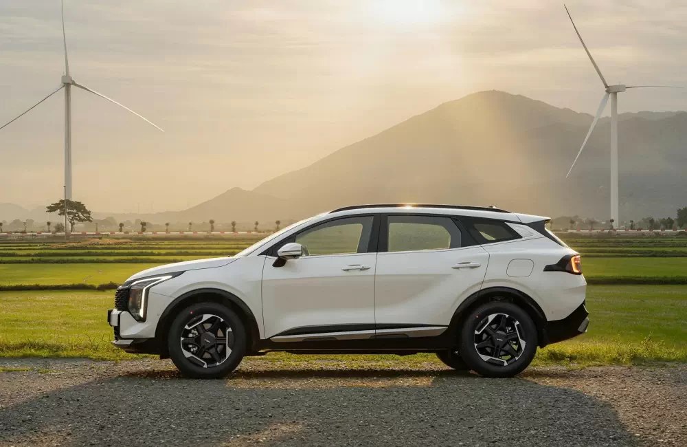 New Sportage Hybrid màu trắng nhìn từ bên hông