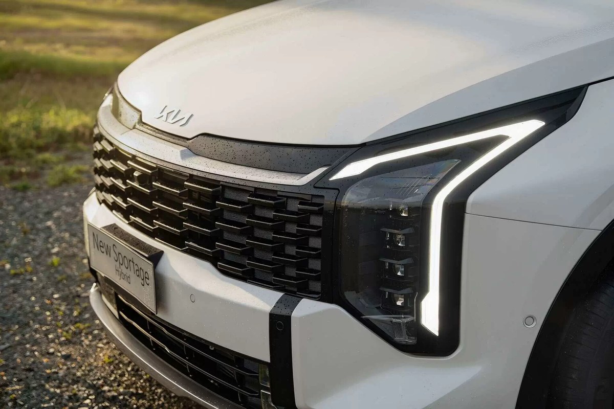 Lưới tản nhiệt họa tiết 3D và dải LED Star-Map của New Sportage Hybrid
