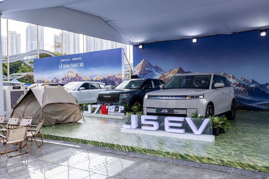 Jaecoo J5 EV và J7 SHS-P bên góc lều dã ngoại tại gian hàng