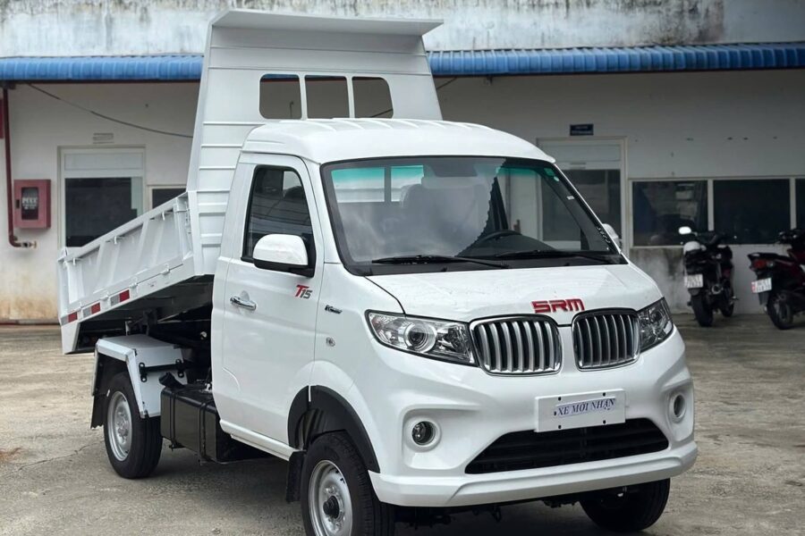 Xe ben SRM T15 990 kg nhìn chéo phía trước khi nâng thùng ben