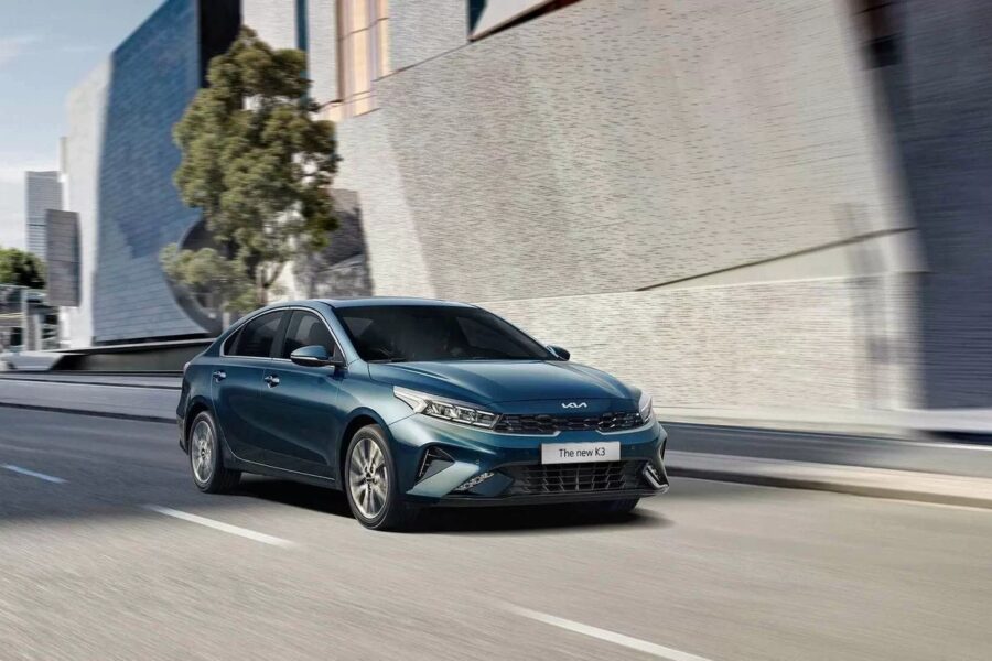 Kia K3 màu xanh trên đường phố